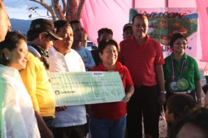 From left: Dir. Wilma Naviamos, Mayor Eduardo Gadiano, Sec. Dinky Soliman hands the 27M grant cheque for the construction of houses on relocation site in So. Yapang to the members of the CSAP Implementing team. 