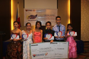 The nominees for the Regional Search for Exemplary Pantawid Pamilya Children strike a pose together with last year's winner Shemiah Pineda (3rd from left). 